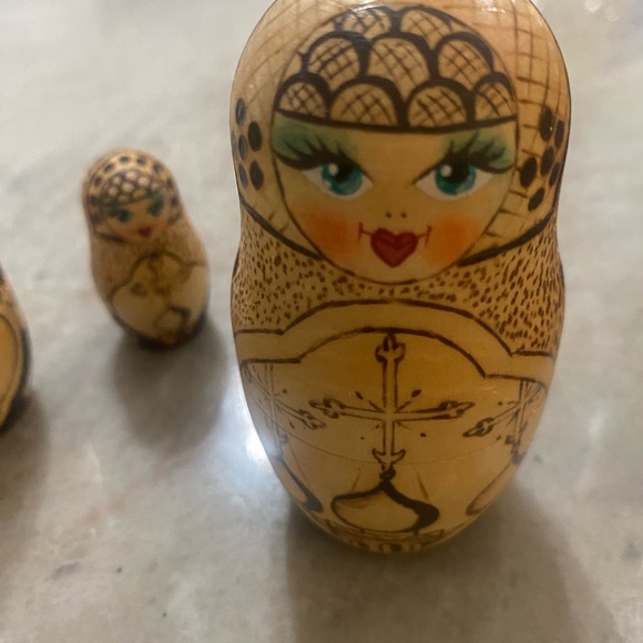 Vintage and Signed 1992 Russian nesting dolls - Picture 6 of 12